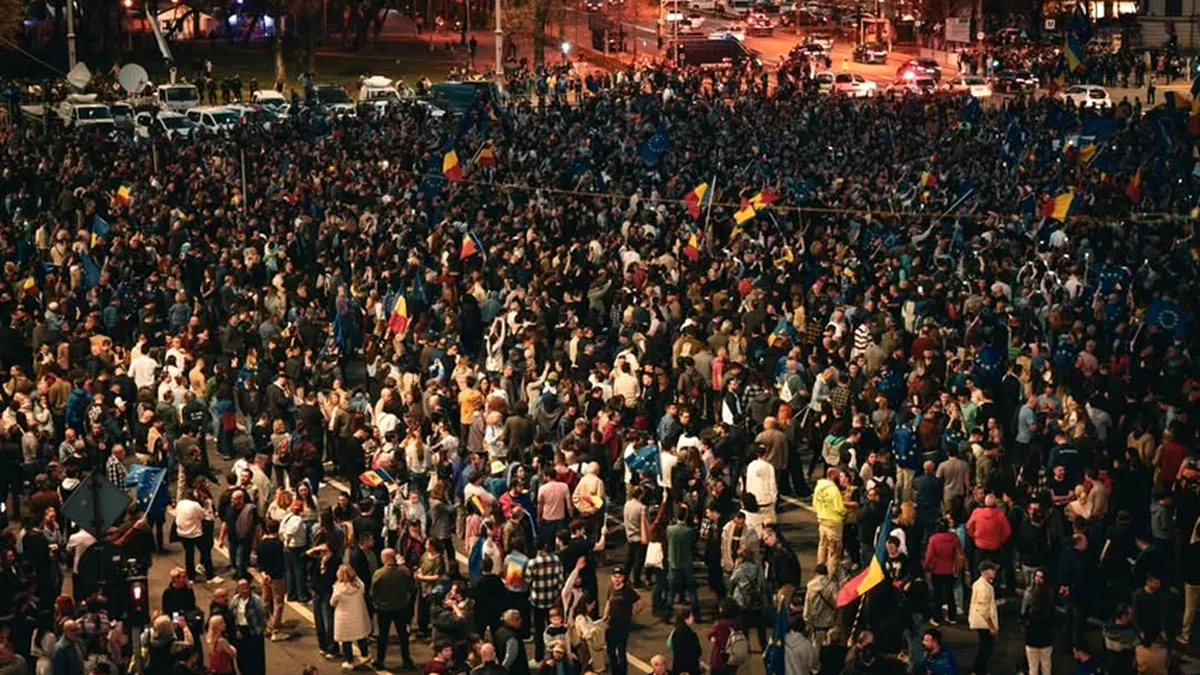 Miting proeuropean în Piața Victoriei. Susținătorii lui Georgescu, identificați de jandarmi