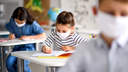 8800 de elevi și 1200 de cadre didactice au prezentat adeverințe medicale pentru a continua învățarea online