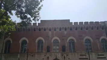 Dorel de Timișoara s-a pus pe statuile medievale