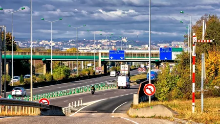 Franța vrea să le ofere bani proprietarilor de mașini vechi pentru a le înlocui cu biciclete