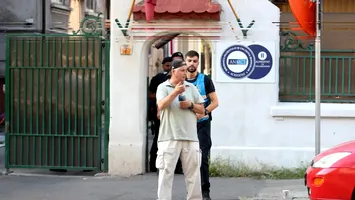 A deschis șampania în fața spitalului unde a murit Iliescu