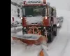 A nins la munte, în prima zi de primăvară. Drumarii au intervenit cu utilajele (VIDEO)