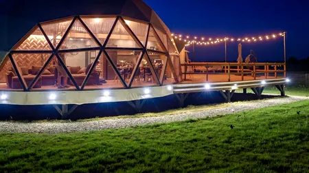 Cazarea într-un glamping de lux în România. Experiență ca în Alpi