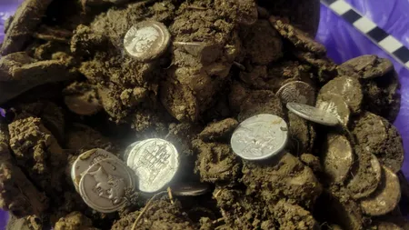 Comoară romană descoperită de doi soți din Prahova. Monedele valorează 95.000 de euro