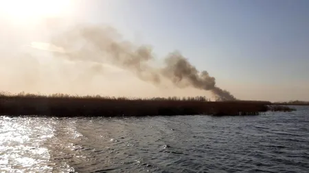 Arde Delta Dunării. Mii de hectare de stuf sunt în flăcări