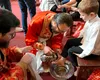 În Joia Mare, rânduiala spălării picioarelor a 12 copii din familii nevoiașe, asemenea Mântuitorului
