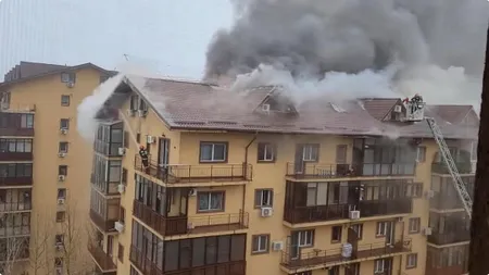 INCENDIU la un bloc cu șapte etaje. Descarcerare, autospeciale de intervenție la înălțime, ambulanțe SMURD