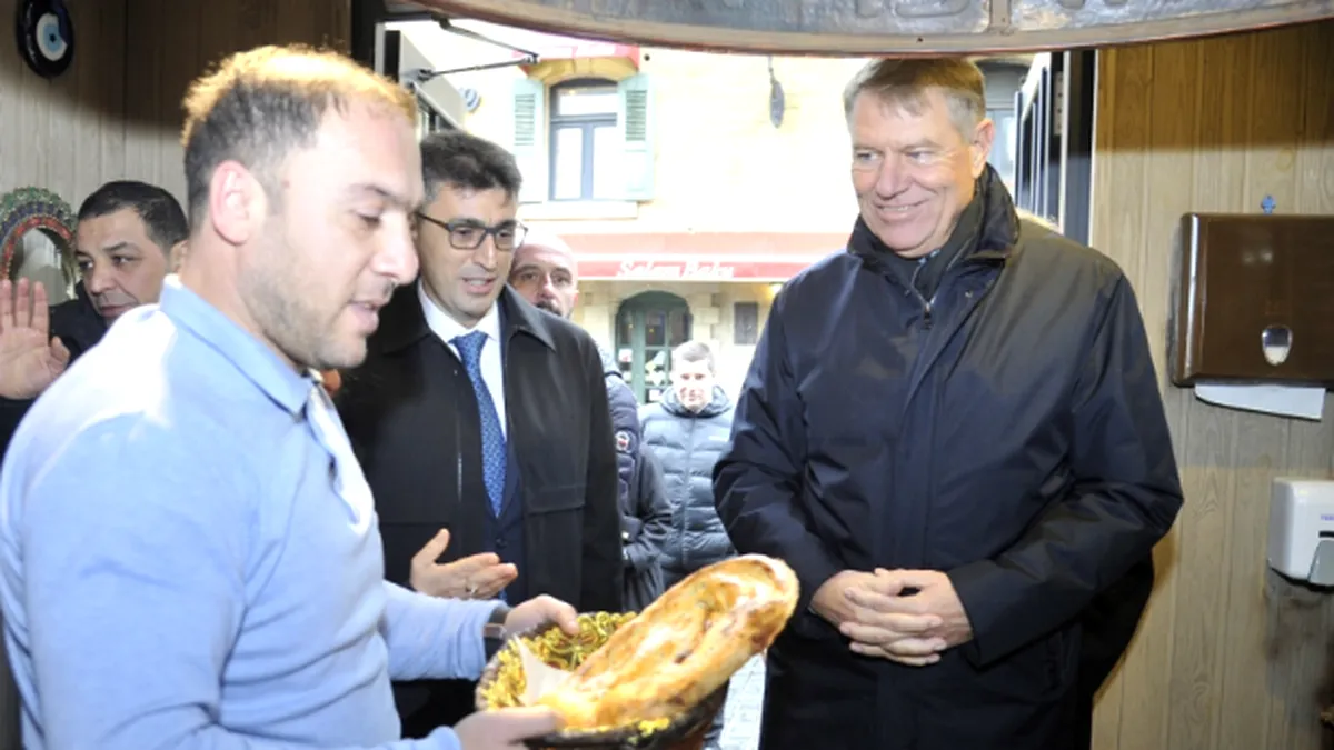 Iohannis, turist în Azerbaidjan! Răsfățat cu pâine coaptă, plimbat cu mașina electrică și dus la Icherisheher