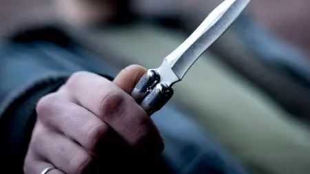 Un bărbat şi-a tăiat soţia în zona gâtului apoi a încercat să se sinucidă