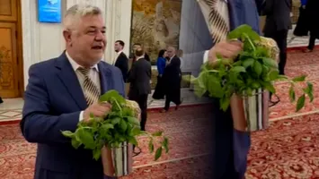 Aparație de senzație în Parlament! Ninel Peia i-a adus lui Luca Niculescu agheasmă și busuioc înainte de vot: „Să alunge spiritele USR-iste și bolojeniste”