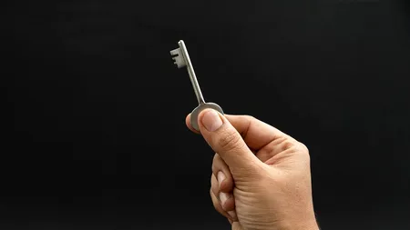 Nu faceţi ca mine! Ce se întâmplă dacă lași ușa descuiată