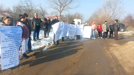 Protest într-o comună din Olt faţă de starea dezastruoasă a drumurilor (FOTO&VIDEO)