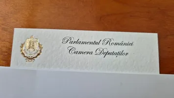 Cărți de vizită cu foiță de aur la Parlament. Costuri şocante