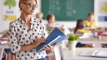 Anunț de angajare: O familie oferă 20.000 € pe lună ca să înveți un copil de 1 an să fie gentleman