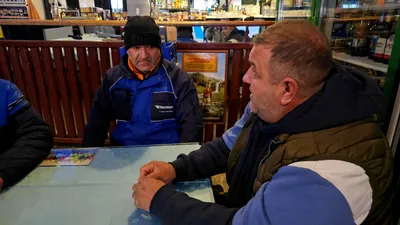 Analiștii de la sat: Dezbateri politice cu sufletul la gură, la cârciuma din Târgșorul Vechi