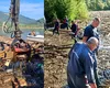 Lacul Bicaz, sub asediul deșeurilor. Intervenție de urgență după viiturile masive