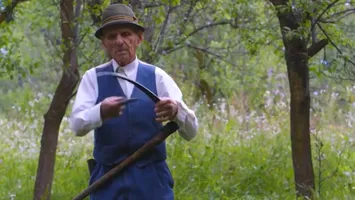 La 102 ani, veteranul de război din Buzău încă cosește iarba: Vârsta nu îl oprește din activitățile preferate