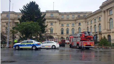 Arde Palatul Regal din București. Incendiul a pornit de la un corp de iluminat