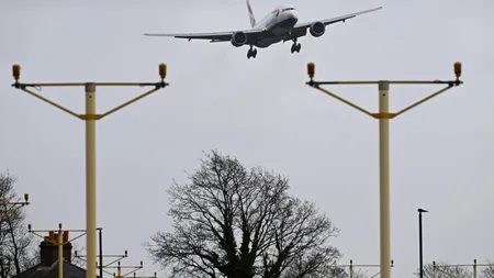 Omenirea vrea andrenalină:  Aterizările avioanelor pe Heathrow, în timpul furtunii, record de audiență (VIDEO)