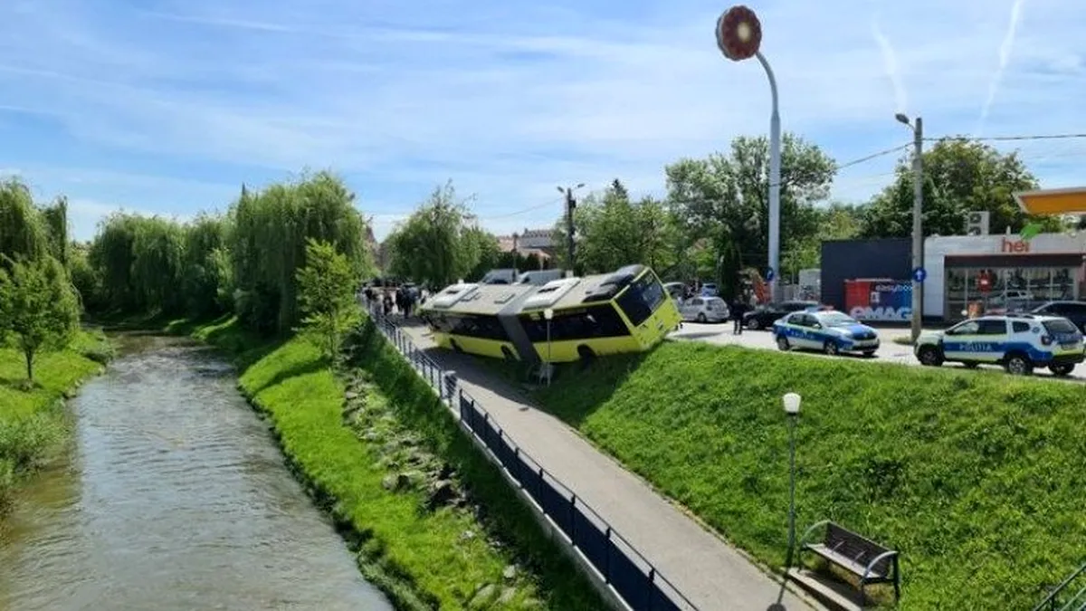 Un autobuz cu pasageri a ieșit de pe șosea și a fost la un pas să se răstoarne în râul Cibin