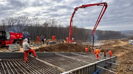Cum se mișcă UMB pe sectorul de autostradă cu două tuneluri unice în România!  Au cea mai mare deschidere