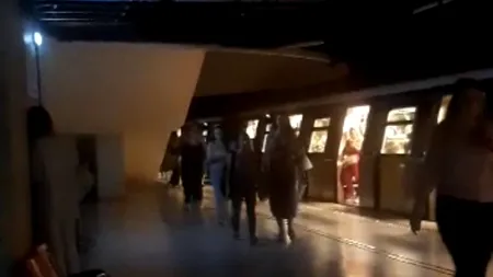Blackout la metrou, pe Magistrala 2. Călătorii, blocați în subteran VIDEO