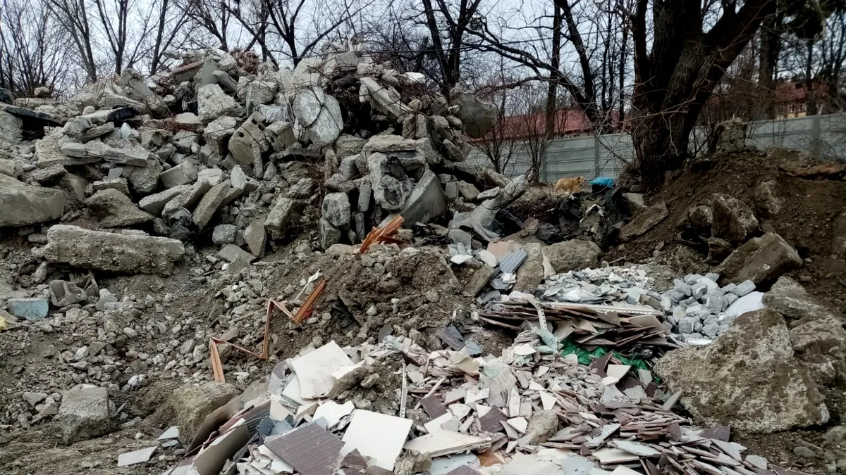 Deșeuri din construcții, făcute de Primăria Constanța, aruncate în curtea unei firme