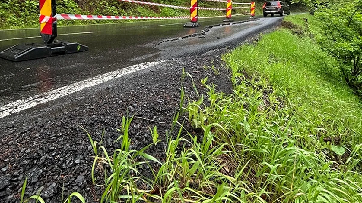 Traficul, afectat de ploi abundente. Circulație restricționată pe DN 13B, între Praid și Borzont, din cauza surpării acostamentului