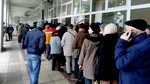 Efect imprevizibil al majorării taxelor. Sute de gălățeni au stat la coadă, la minus 9 grade, ca să-și plătească impozitele