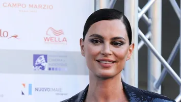 Catrinel Menghia cucerește Cannes-ul: Premiu istoric pentru debutul regizoral al topmodelului român