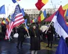 Steaguri ale Rusiei și SUA și poze ale membrilor CCR la protestul susținătorilor lui Călin Georgescu