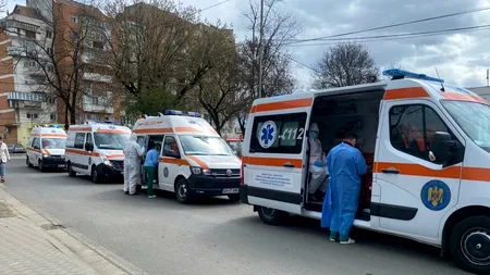 Pacienții Covid așteaptă la coadă în ambulanțe, la Iași. 
