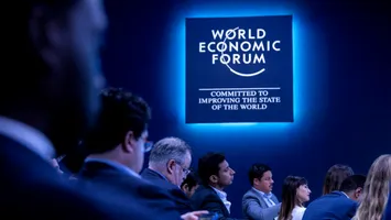 Davos 2026: Întâlnirea elitelor într-o lume fragmentată și amenințarea unui „Rust Belt al gulerelor albe”