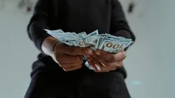 Salariul ideal pentru români în 2025. Cât ar trebui să câștige pentru un trai fără stres