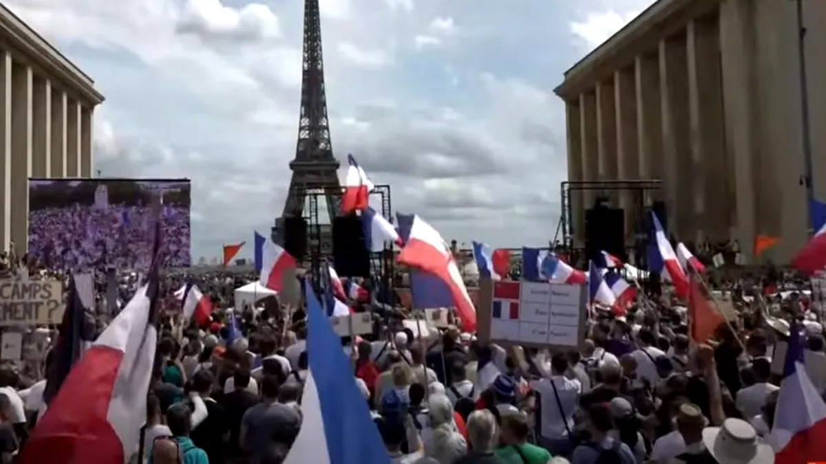 Peste 100 de polițiști răniți de 1 Mai, în Franța