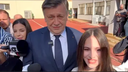 Fiica lui Crin Antonescu, alături de tatăl său în ziua votului - mesajul tinerei pentru alegători