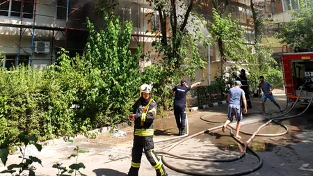 Incendiu la un bloc pe Calea Rahovei, cu degajări mari de fum: Şapte persoane au primit îngrijiri / 39 de locatari evacuaţi