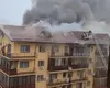 INCENDIU la un bloc cu șapte etaje. Descarcerare, autospeciale de intervenție la înălțime, ambulanțe SMURD