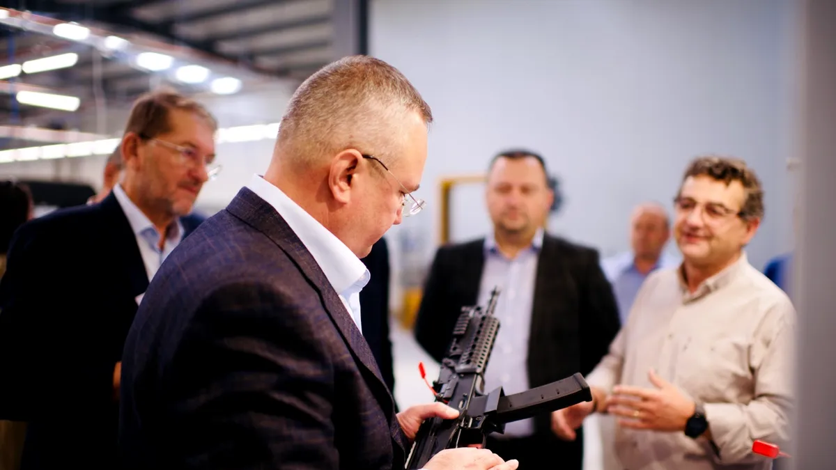 Nicolae Ciucă în vizită la fabrica de armament din Cugir: Armele cele mai ieftine și cu acuratețea cea mai scăzută le aveau doar militarii români și insurgenții