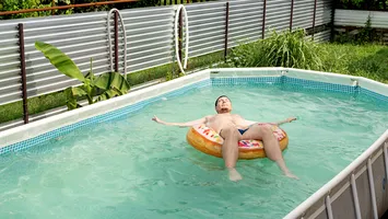 Cum se întreține piscina supraterană pentru o apă limpede tot sezonul