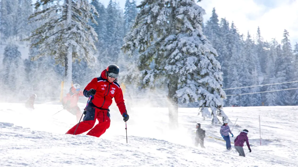Stațiunile montane, luate cu asalt de turiști. Salvamontiștii trag un semnal de alarmă