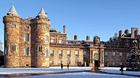 Cum arată Palatul Holyroodhouse, reşedinţa oficială a reginei Elisabeta în Scoţia (FOTO)