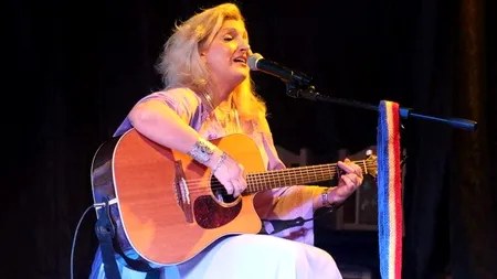 Concert de folk anulat, la Arad, după ce o solistă a fost acuzată de simpatii legionare