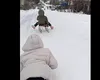 Cel mai frumos COD GALBEN: Primarul a închis strada și a transformat-o într-un derdeluș VIDEO