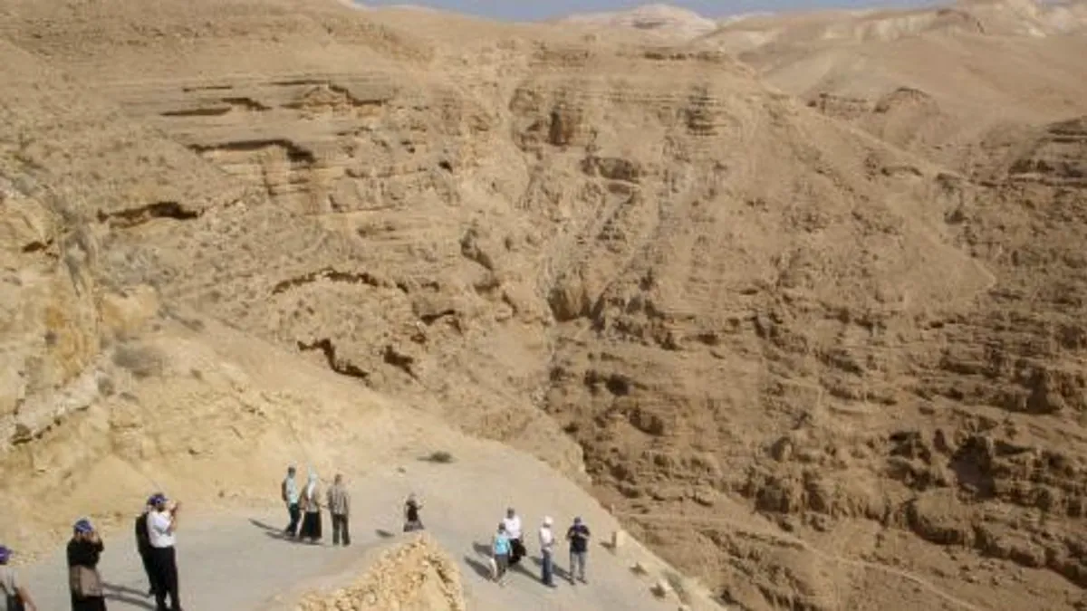 Cel mai jos oraș din lume. Cum e viața la 250 de metri sub nivelul mării