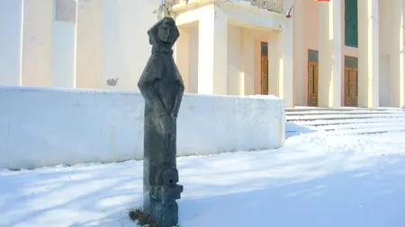 Cum a fost salvată o statuie a sculptorului Gheorghe Anghel după ce activiștii PCR au îngropat-o