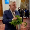 Aparație de senzație în Parlament! Ninel Peia i-a adus lui Luca Niculescu agheasmă și busuioc înainte de vot: „Să alunge spiritele USR-iste și bolojeniste”