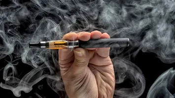 Plămânii „popcorn”, o nouă afecțiune în rândul tinerilor. Simptomele care îi trimit direct la medic