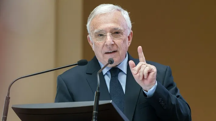 Recesiune controlată? Isărescu: „Scăderea PIB-ului este puternică, dar ne ajută la inflație”