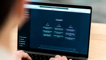 ChatGPT se umanizează: OpenAI pregătește o versiune cu conținut erotic pentru adulți